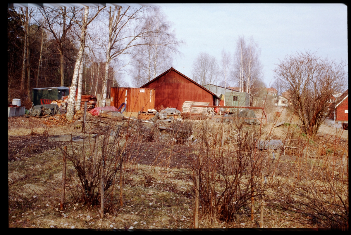 Stallbyggnad.
Bild tagen 1994 över del av det område där den då planerade järnvägsstationen i Strängnäs skulle uppföras.