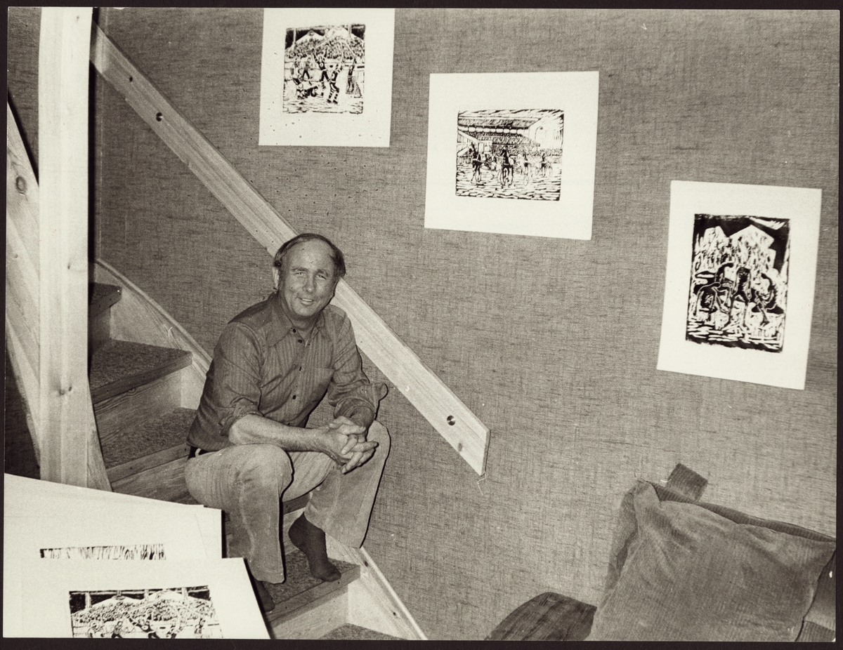 Svetsaren Carl-Otto Dahlén visar upp fler av sina tavlor.
Foto Stig Söderlind