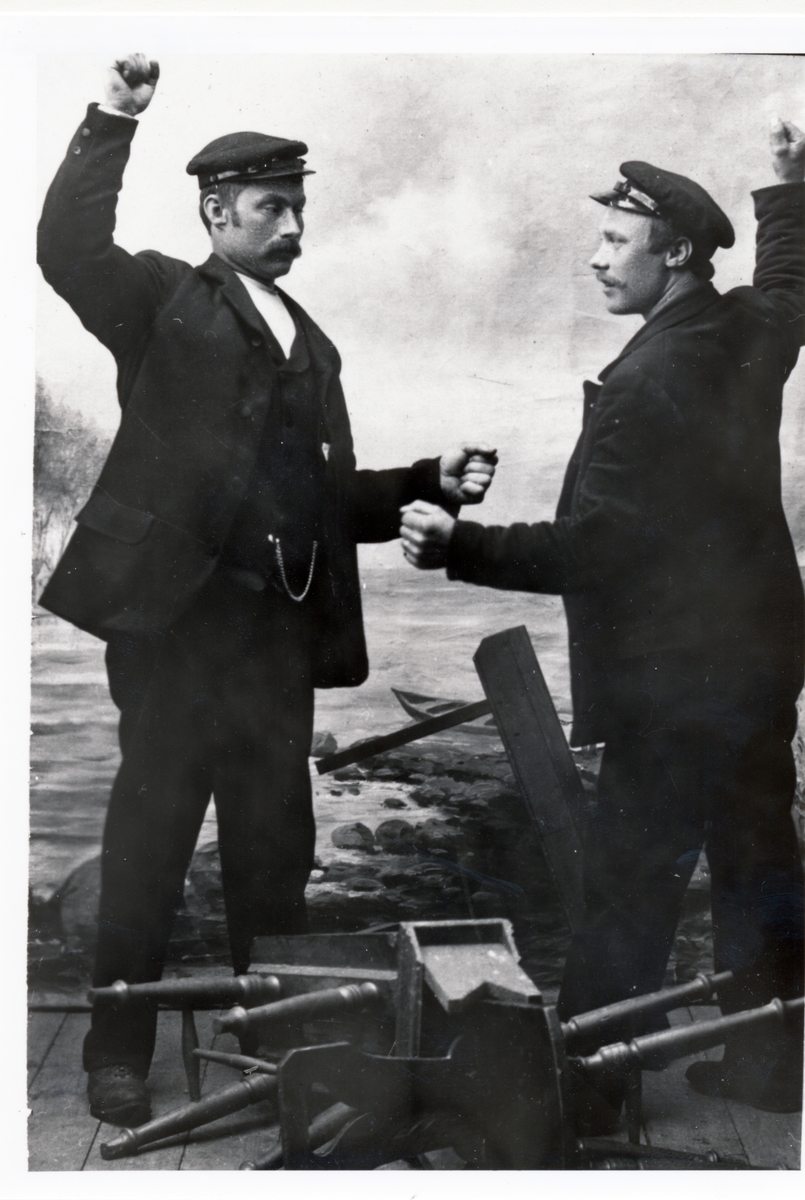 Slåsskamp. Karl Jensen Medby fra venstre. ca 1915.