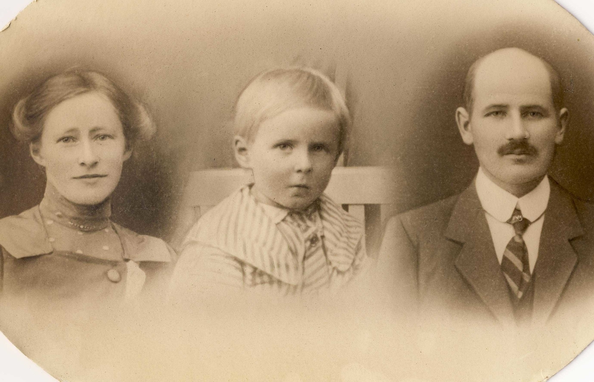 Gottfred Pedersen som barn med sine foreldre Sofie og Edvard Pedersen ca 1913-1915.