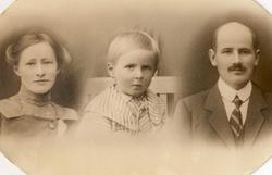Gottfred Pedersen som barn med sine foreldre Sofie og Edvard