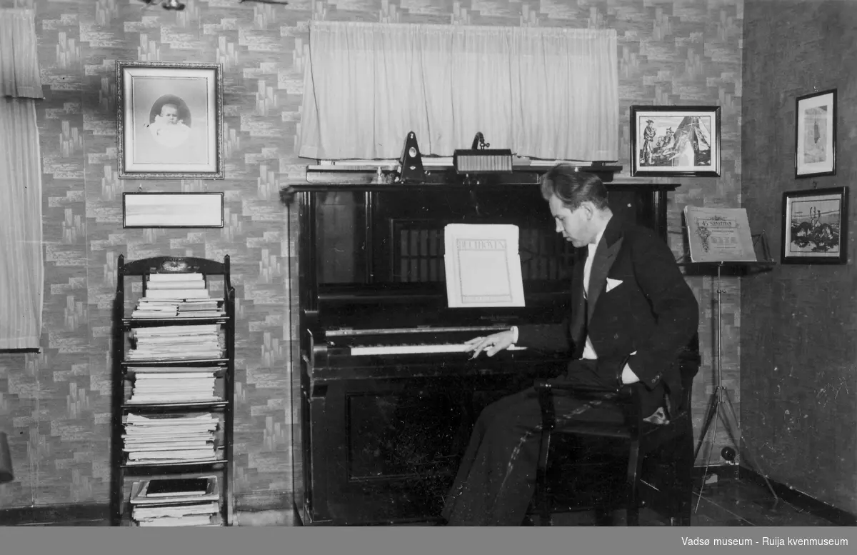 Gottfred Pedersen sittende ved pianoet i stua i Amtmannsgt. 7 i Vadsø, ca 1938.