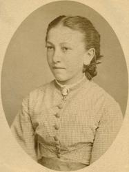 Portrett av ung Bergitte Brodtkorb senere Esbensen i lys kjo