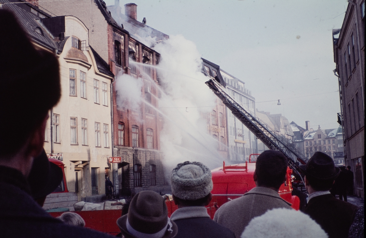 Brand på Ringgatan. Branden drabbade Skofabriken Almkvist och Johansson i mars 1962.