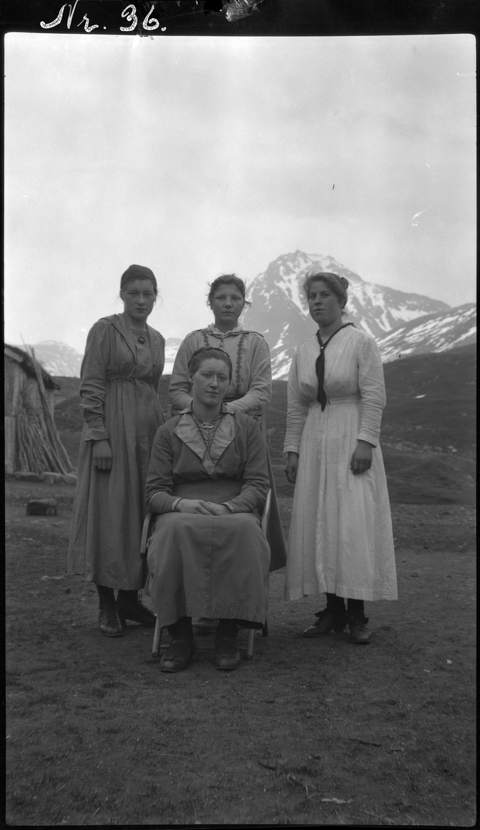 Gruppeportrett av fire kvinner tatt utendørs i Dale på Grytøy.