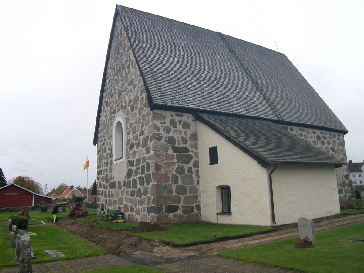 Arkeologisk schaktningsövervakning, Skäfthammars kyrka, ledningsschakt längs koret, Skäfthammars socken, Uppland 2018