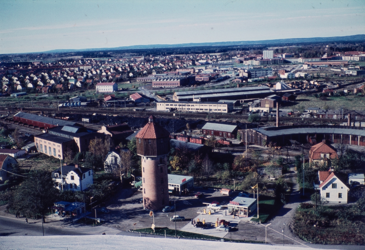 Utsikt från vattentornet Svampen.
Tornet man ser är SJ:s vattentorn vid Hagaby, till höger syns SJ:s lokstallar.