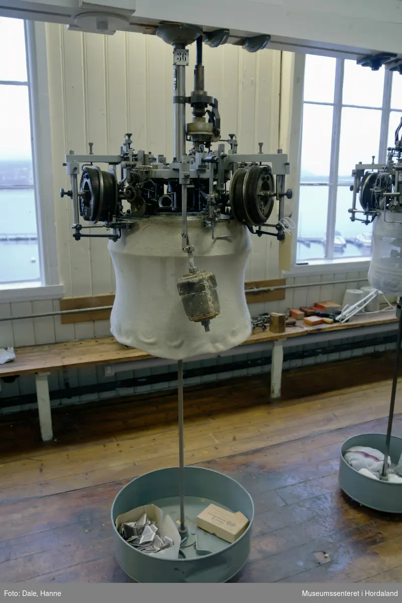 Hengande rundstrikkemaskin med tre system og 660 nåler.