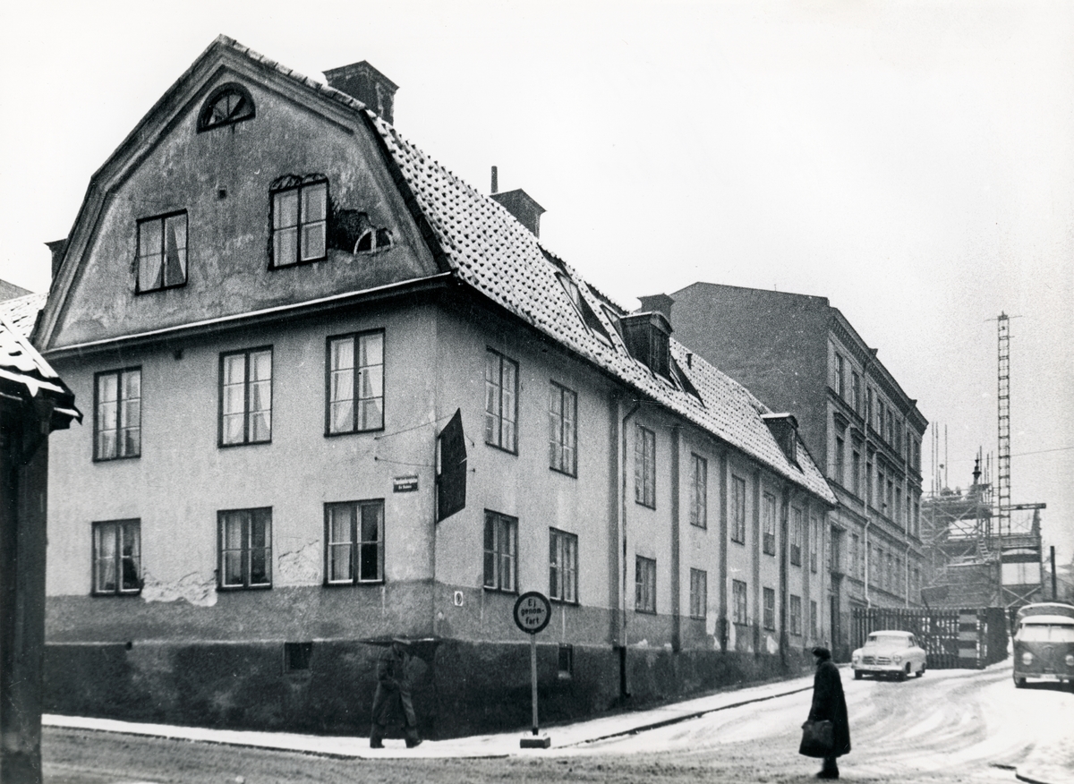 Ertman Wulfs gård inom kvarteret Haken, beläget vid korsningen av Tunnbindaregatan och Vattengatan i Norrköping. Bilden är tagen i samband med rivningsansökan 1956. Vy mot sydväst.
Byggnaden är ett av två hus som räddades vid den 'norra branden' som utbröt i kvarteret 1826. Båda husen hade upplysningsvis vackra väggmålningar från 1700-talet vilka idag ingår i Norrköpings stadsmuseums samlingar.