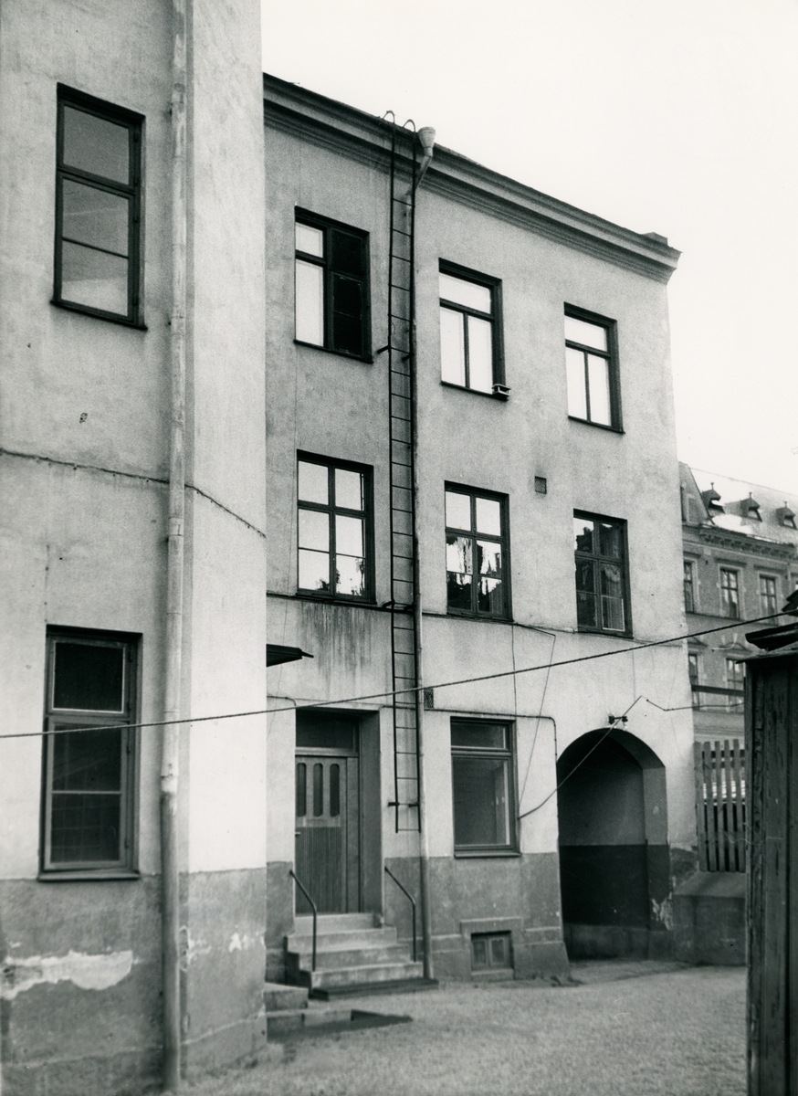 Gårdsvy av bostadshus i kvarteret Haken (nr 8), Tunnbindaregatan 21 i Norrköping. Bilden är tagen i samband med rivningsansökan 1956. Vy mot öster.