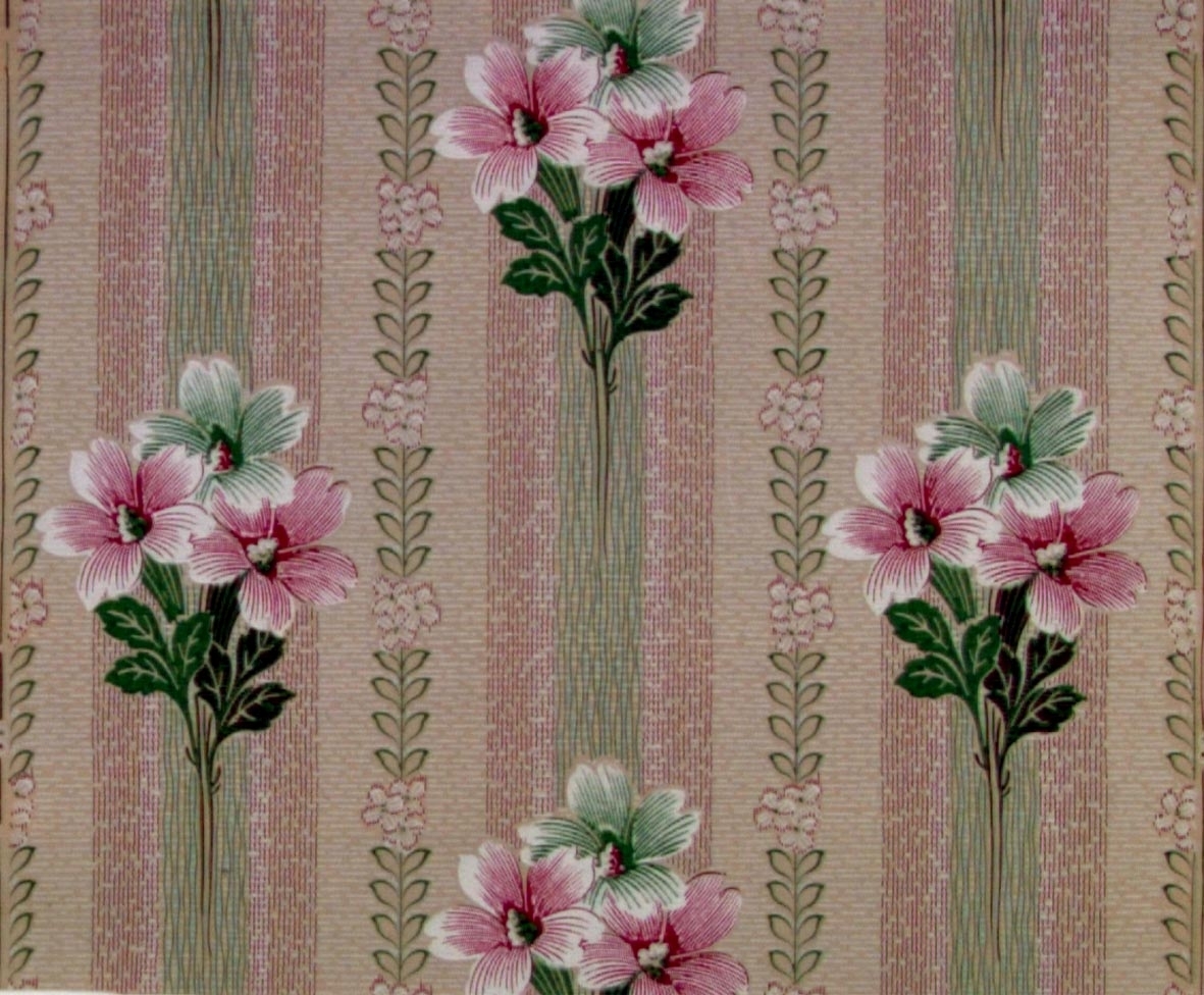 Randmönster med bla liljor i diagonalupprepning. Tryck i vitt, vinrött och starkgrönt på ofärgat papper. Textilimiterande bakgrund.