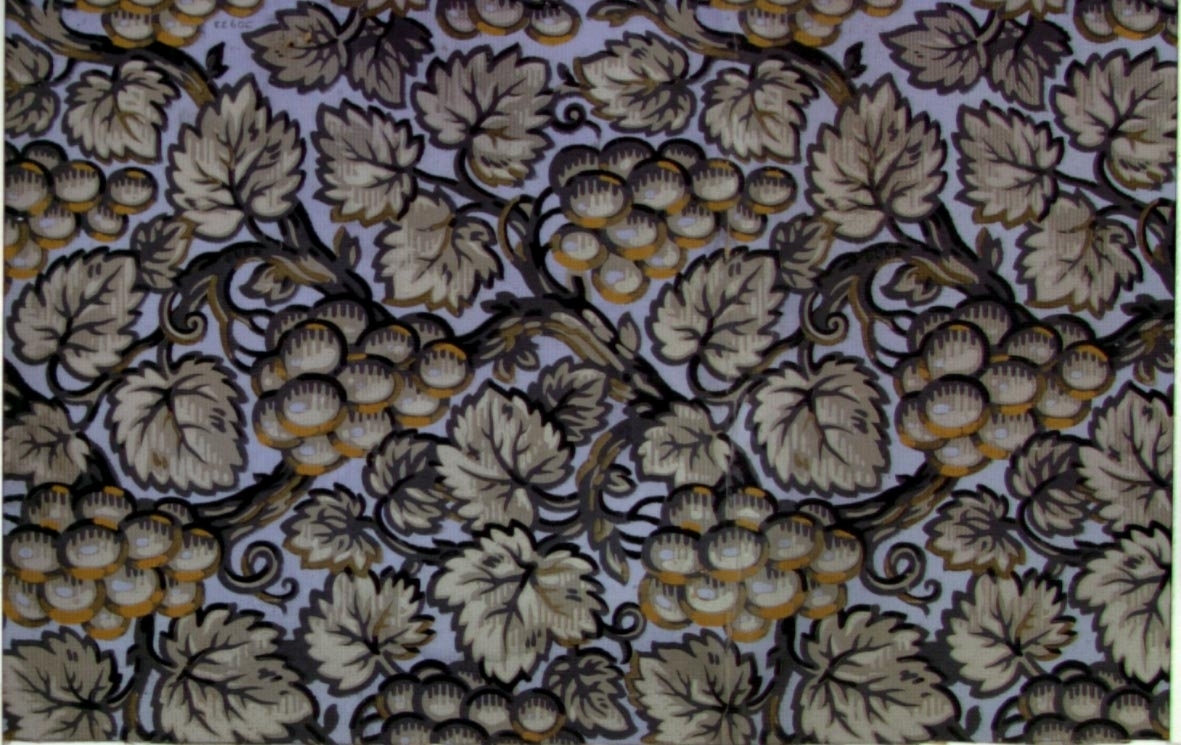Stort tätt ytfyllande mönster med blad/vindruvor i svart, brunt, ljusgrått och senapsgult på en ljusblå bakgrund. Textilimiterande vacker tapet.