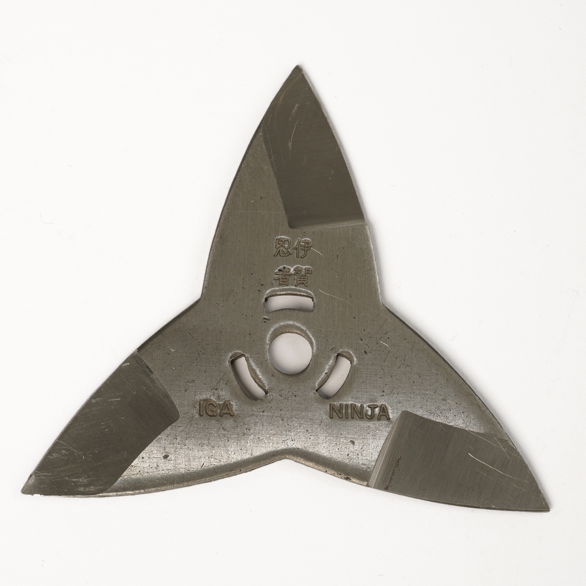 Tre knivblad smidd sammen til en stjerne (shuriken), laget for å kunne kaste med.