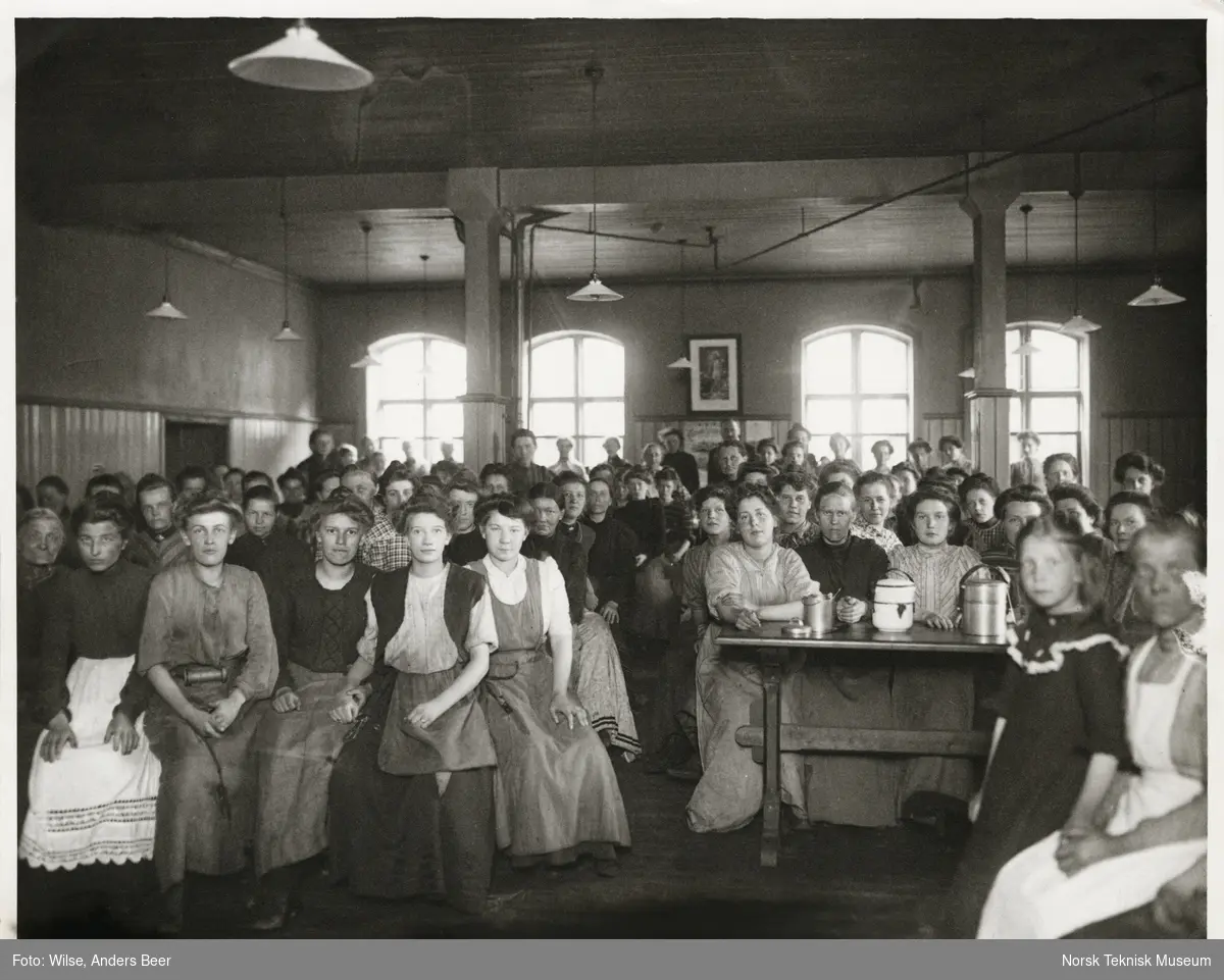 Kvinnelige arbeidere sitter i Kvinnenes spisesal ved Christiania Seildugsfabrik.