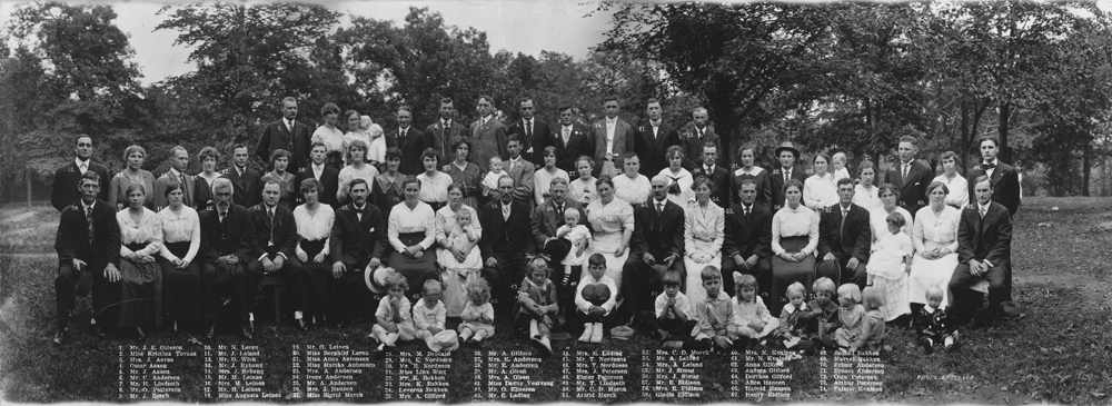 Leirfjord. Bilde av slekt, mulig tatt i forbindelse med slektstreff. Navnene til alle personene står nederst på bildet.