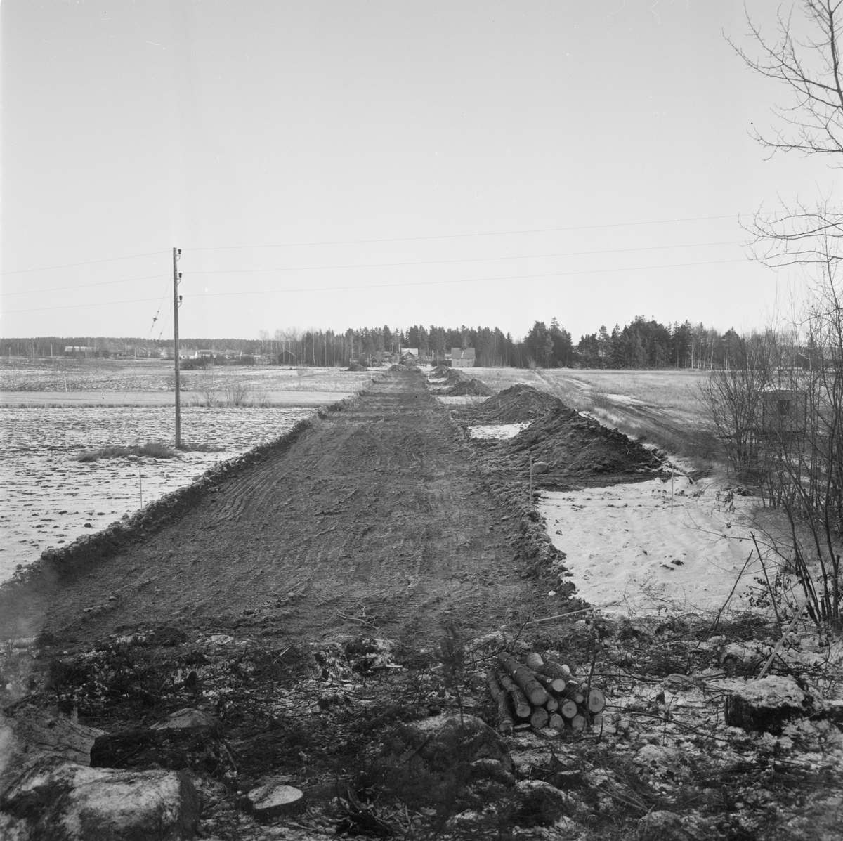 Gator och ledningar i Vallskoga. AMS-projekt för 800 000 i Tierp, Tolfta socken, Uppland, november 1971