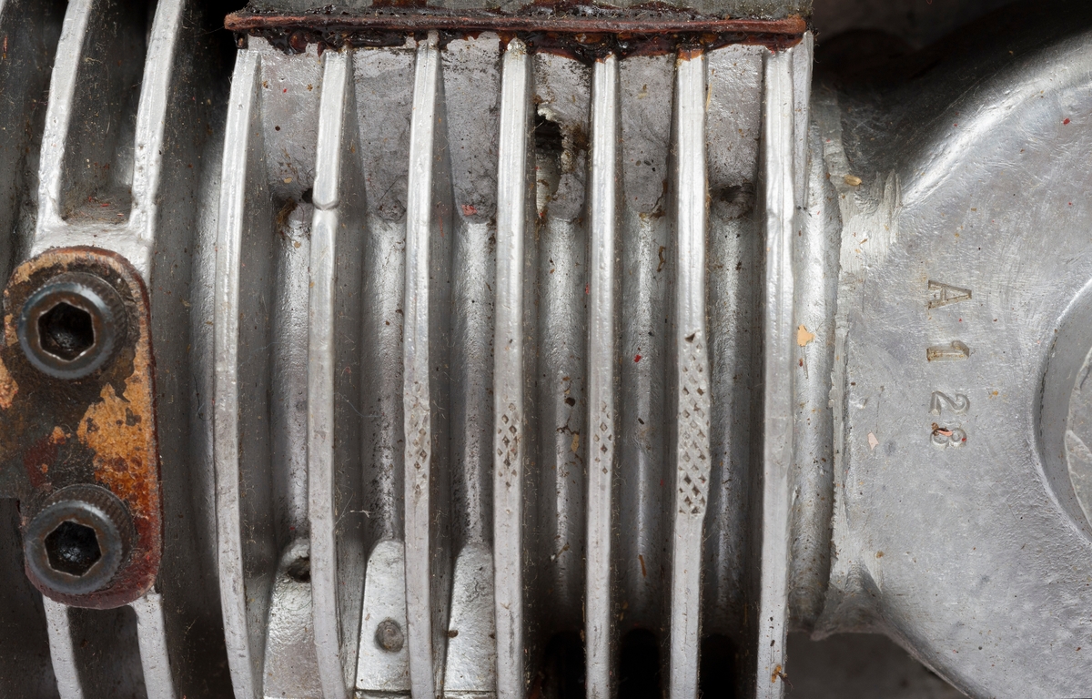 Motorsag av merket "Bamse".  Denne sagtypen er norskprodusert.  Den ble konstruert av Rasmus Wiig og lansert av Den norske sagbladfabrikk i 1953.  Motoren er omsluttet av ei ramme, sammensveist av jernrør.  Disse rørene er 2, 2 centimeter i diameter.  Ramma er rødlakkert.  Bak tennpluggen har den et rødt plasthandtak.  Bensintanken, som er festete oppå motoren, er også rødlakker.  På høyre side av bensintanken er det ei messingpumpe for bensin.  Motorhastigheten reguleres ved hjelp av en hendel under denne pumpa.  Saga har ingen clutch.  Den stanses ved hjelp av en trykknapp til venstre for bensintanken.  Saga har et cirka 45 centimeter langt sverd uten trinse på sverdspissen.  Luftfilteret er festet like til venstre for sverdfestet.  Kjedet strammes ved hjelp av et skruesystem på utsida av sverddekselet.  Motoren har liggende sylinder.  Mellom sylinderen og starthusdekselet er det ei vifte.  Vifta drives ved hjelp av ei drivreim som trekkes av svinghjulet.  Svinghjulet er lagd av messig og har en påstemplet inskripsjon: "HALDEX AB MADE IN SWEEDEN".  Saga ble levert til museet med handbok og verktøymappe.

[For mer informasjon om SJF.06508, hør på vedlagt lydfil under fanen "Referanser til filer".]