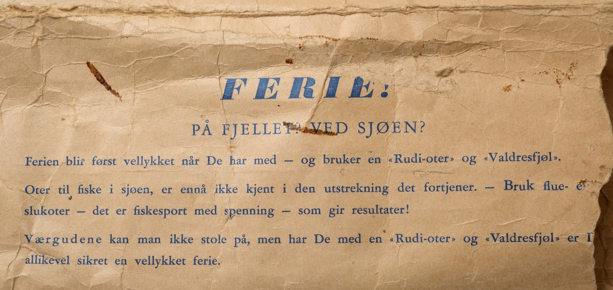Snørevinne (snørevinsel) av plast med håndtak. Vinna er utformet i ett stykke. Den brukes til oterfiske.  Det er viklet opp sene (nylon) på vinna som har påmontert fortommer med 8 dobletkrokede våtfluer. 
Det følger emballasje til snørevinna. 