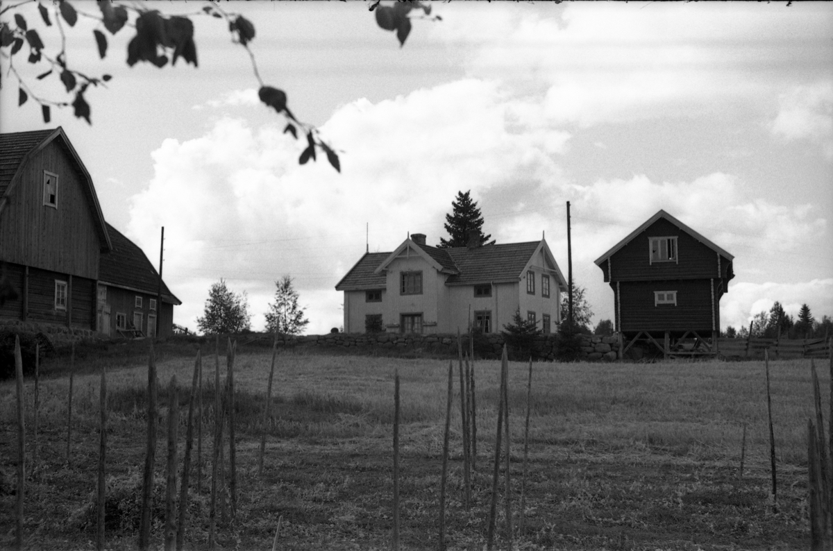 To bilder av bygninger på et gårdsbruk som trolig er Bekkelund i Lensbygda. Det først bildet viser bygningene på avstand, det andre tett på våningshuset.