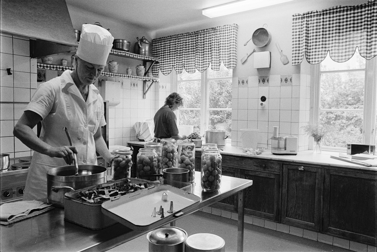 Kokerskan Sig-Britt Håkansson konserverar plommon, köket, Gillbergska barnhemmet, Sysslomansgatan 37 - 39, Uppsala 1986