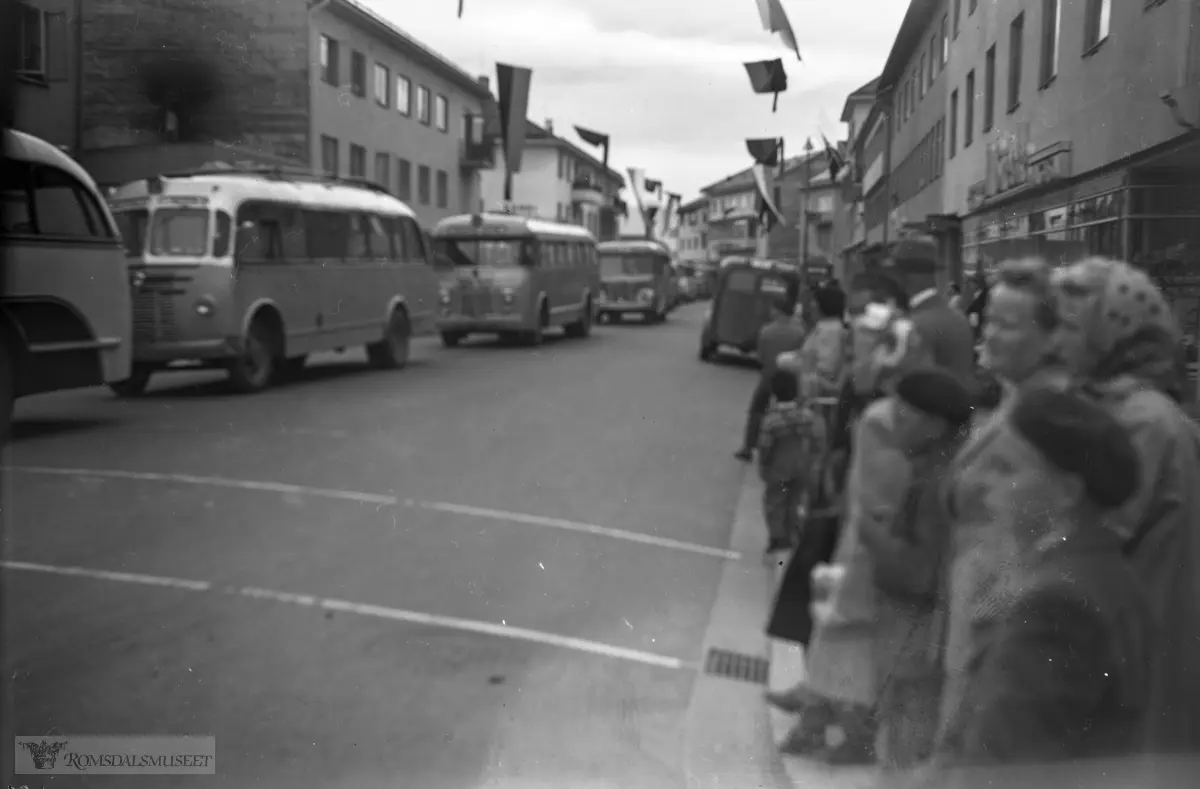 «Busskortesje" Trolig mellom 1950-1953.