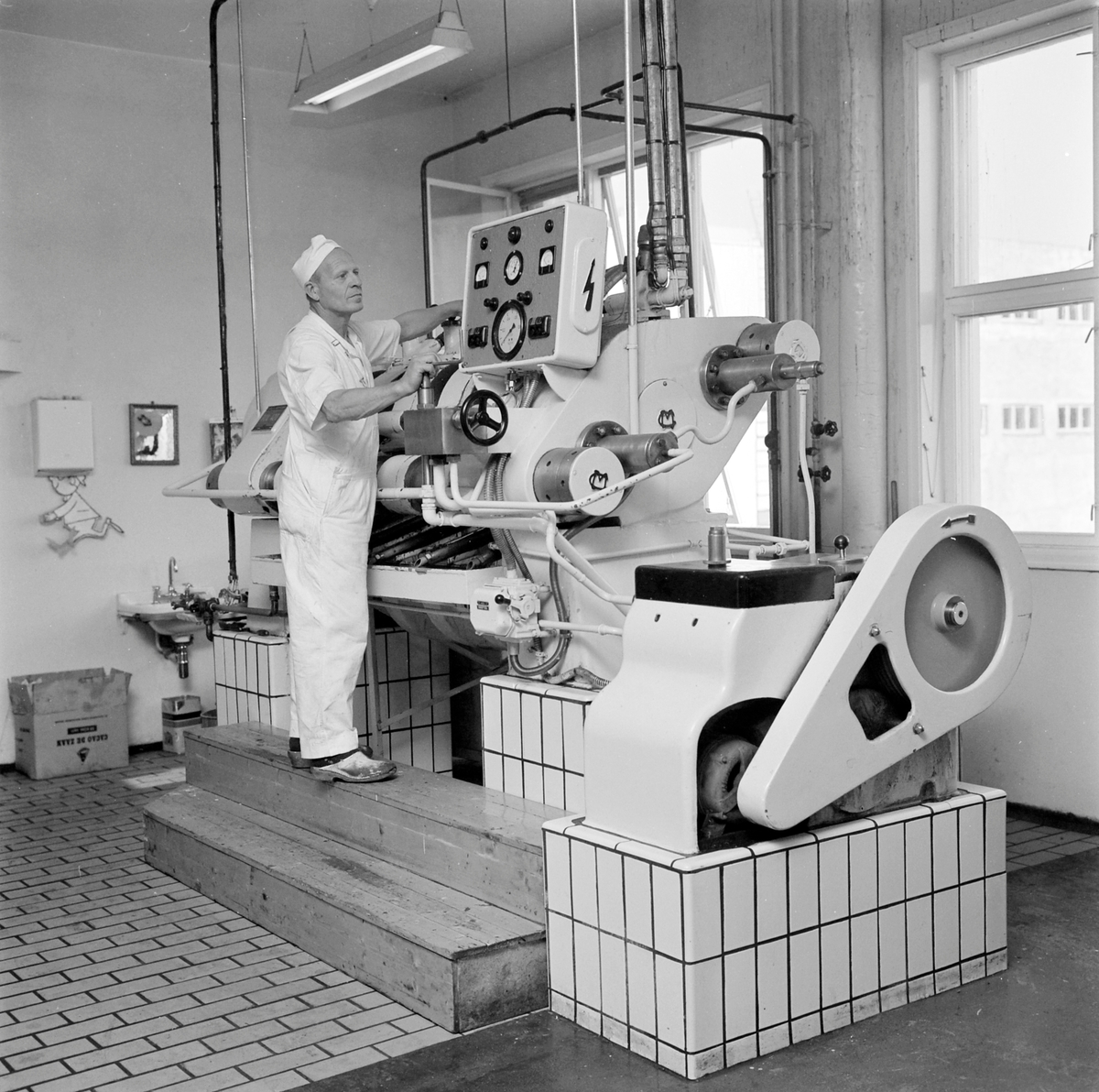 Nidar Chokoladefabrik A/S. Mann ved maskin