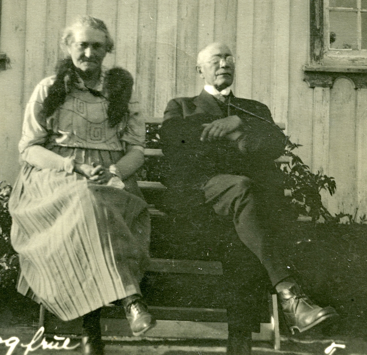 Presten Eikjarud og frue, tatt på Torstveit 28.8.1926, under bryllaupet til Gunhild og Georg Grosvold.