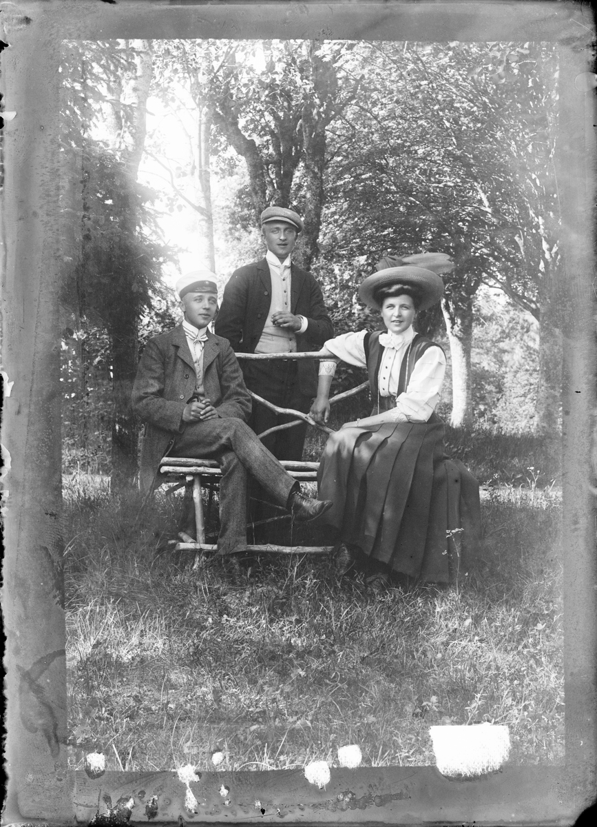 Reprofotografi - kvinna och två män i trädgård, Alunda, Uppland