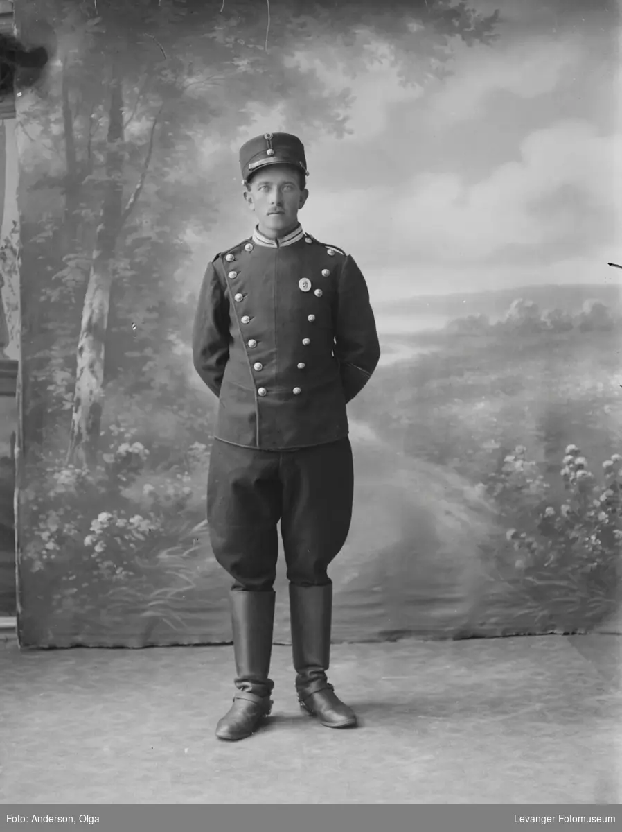 Portrett av ukjent mann i uniform, offiser.