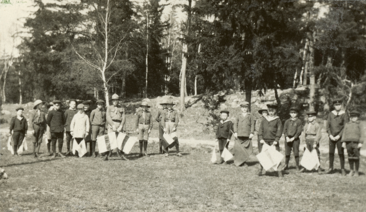Bildtext: "Sommaren 1919 som ledare i Oscar-Fredriksborgs Scoutkår."