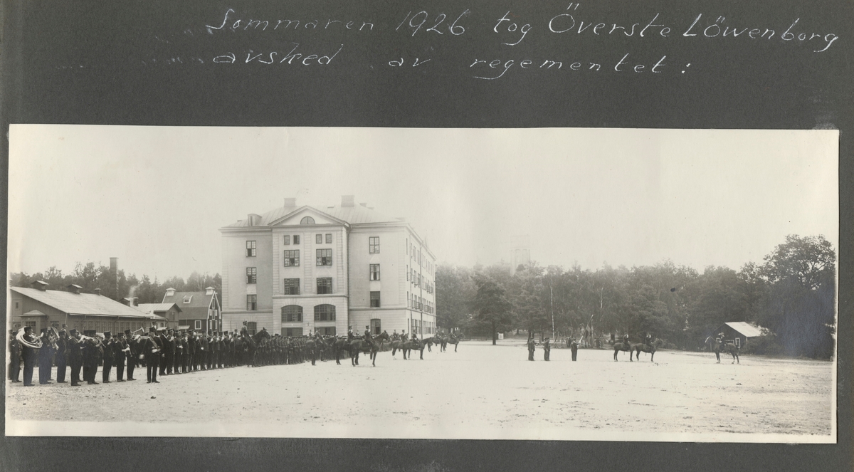 Bildtext: "Sommaren 1926 tog överste Löwenborg avsked av regementet."