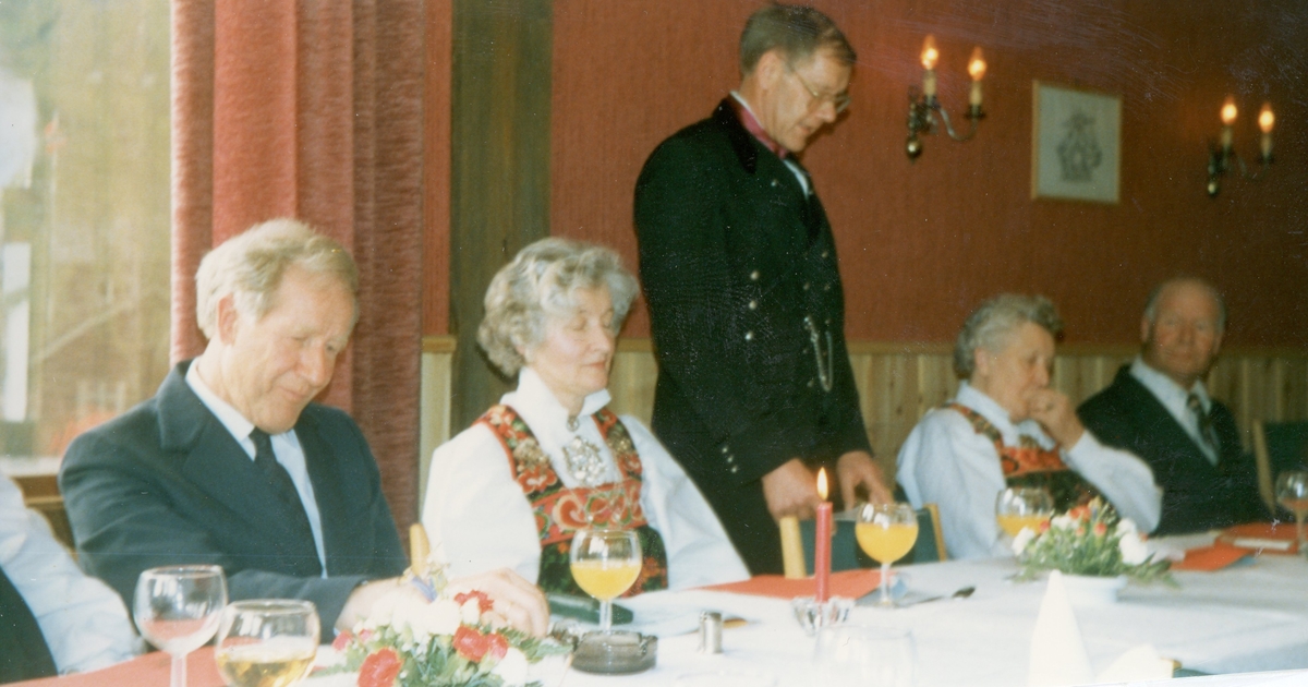 Olav Eikrehagen feirer 50 år på Solsted Hotell.
frå v. Helge Hagen,Barbo Eikrehagen Moen,Olav Eikehagen,Kari Eikrehagen Jondalen og Knut Eikrehagen.