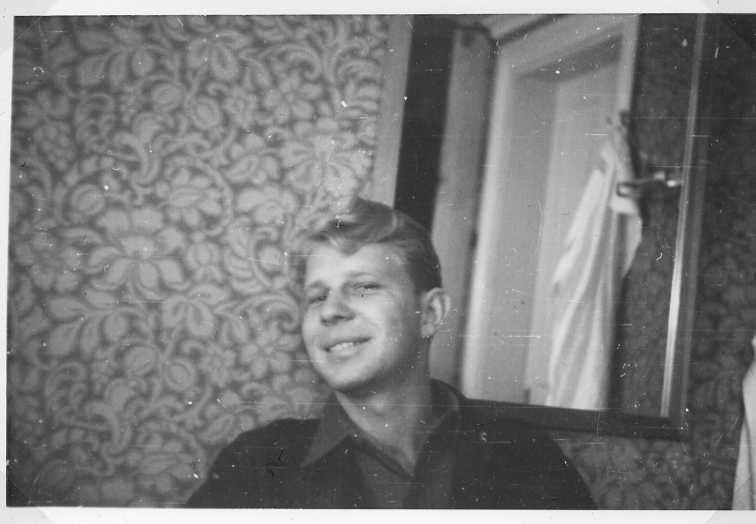 Porträtt av sannolikt L T Sanford. Han sitter i ett rum framför en väggspegel.
