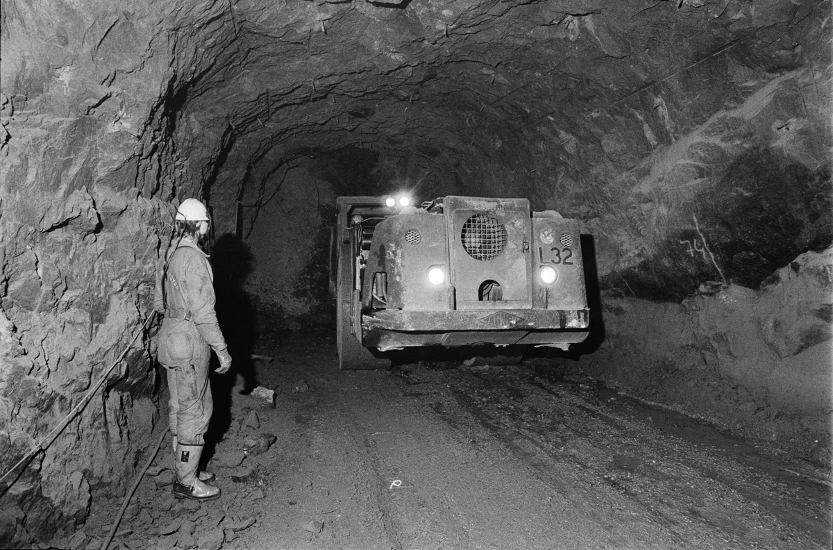 Förman Seppo Hakulinen gör en tillsynsrunda vid raslastning, gruvan under jord, Dannemora Gruvor AB, Dannemora, Uppland augusti 1991