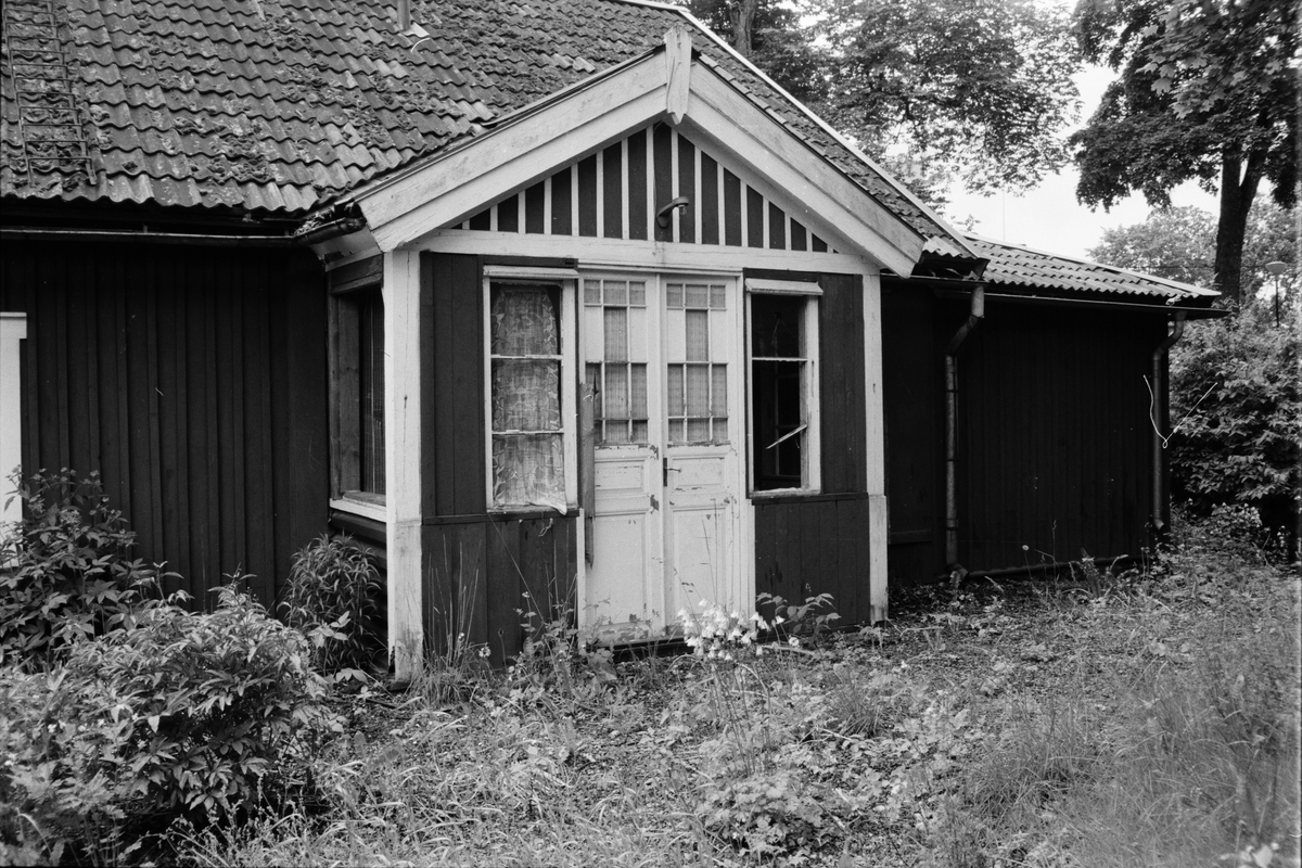 Förstukvist på bostadshus, Dannemora, Uppland augusti 1991