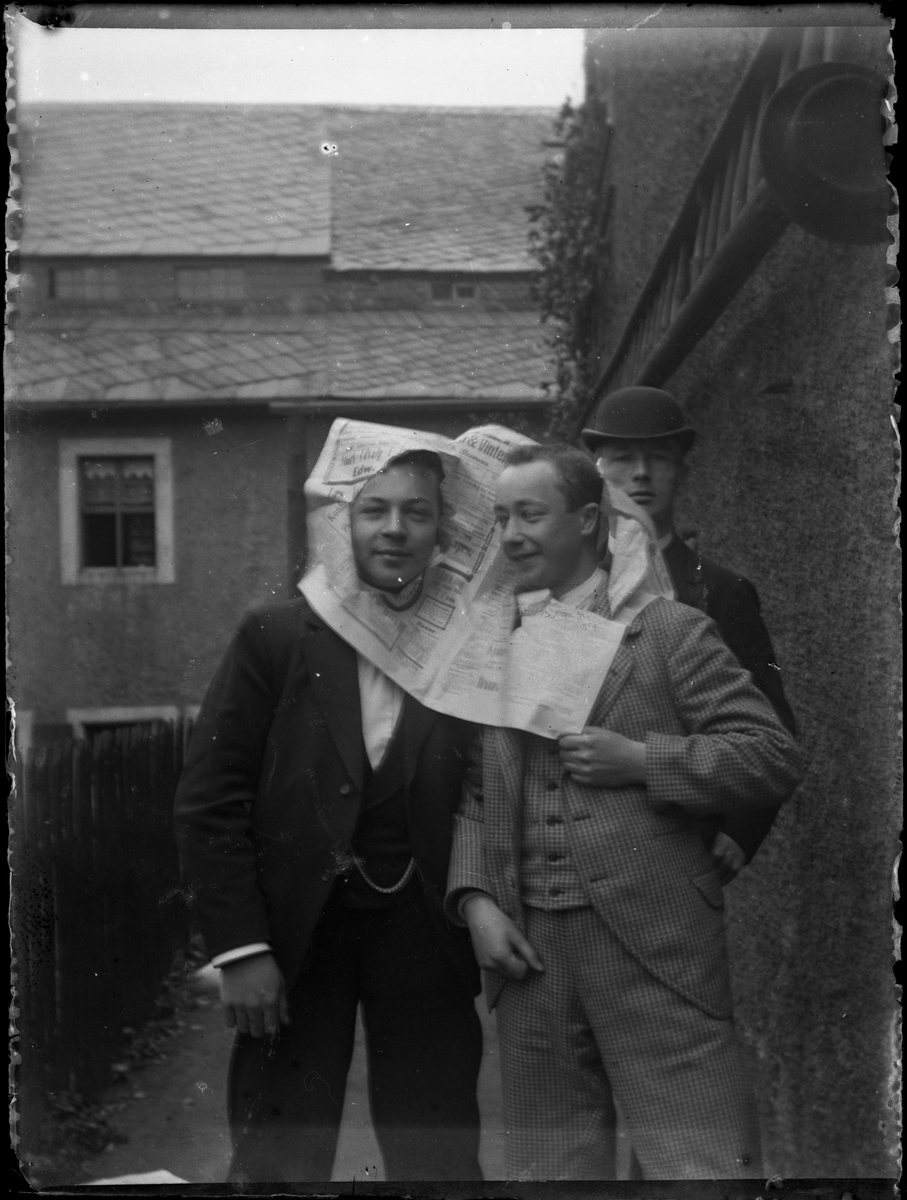 To menn som tøyser med en avis, 1890-tallet

Antatt fotosamling etter Anders Johnsen.