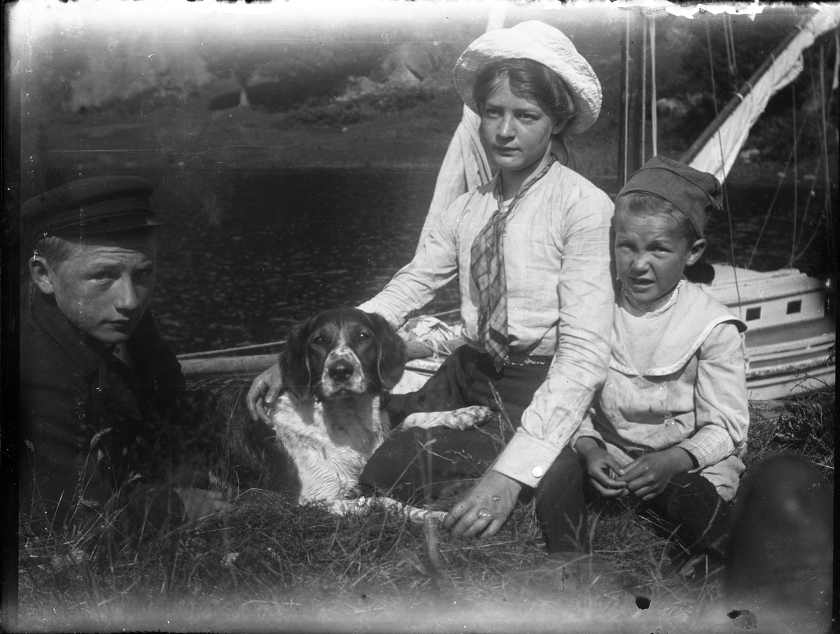 Familieportrett med hund, tidlig 1900-tallet

Antatt fotosamling etter Anders Johnsen.