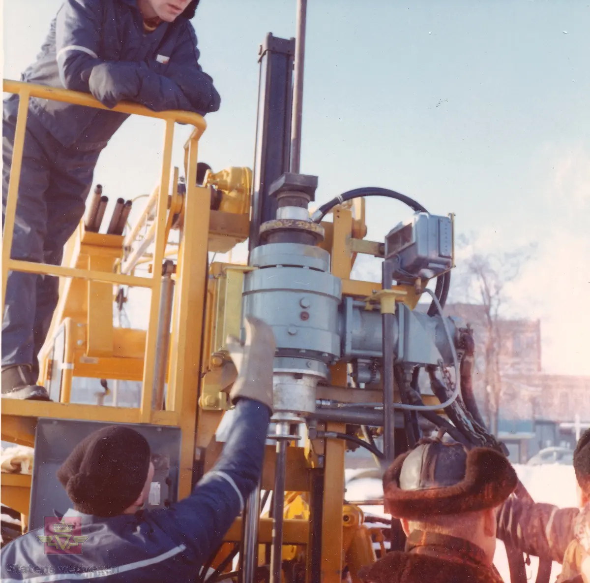 Kurs i bruk av "Hydroriggen" (grunnboringstraktor) utenfor Veglaboratoriet i Oslo februar 1970. 

Utviklingen av “Hydroriggen”på slutten av 1960-t revolusjonerte grunnboringsarbeidet. Det manuelle arbeidet ble redusert, den var lettere å flytte og hadde større kapasitet og evne til nedtrengning. En ny metode kalt dreietrykksondering ble tatt i bruk: Man målte hvor mye kraft som måtte til for å trykke borstengene ned i bakken med konstant hastighet og rotasjon. Riggen kunne også benyttes til andre sonderingsmetoder, prøvetaking og vingeboring.
Hydroriggen hadde begrenset framkommelighet tiltross for at den var utstyrt med halvbelter.

 Kilde: Rapport nr: 2550, Teknologiavdelingen SVV: "Grunnboringsutstyr 1960-2000"