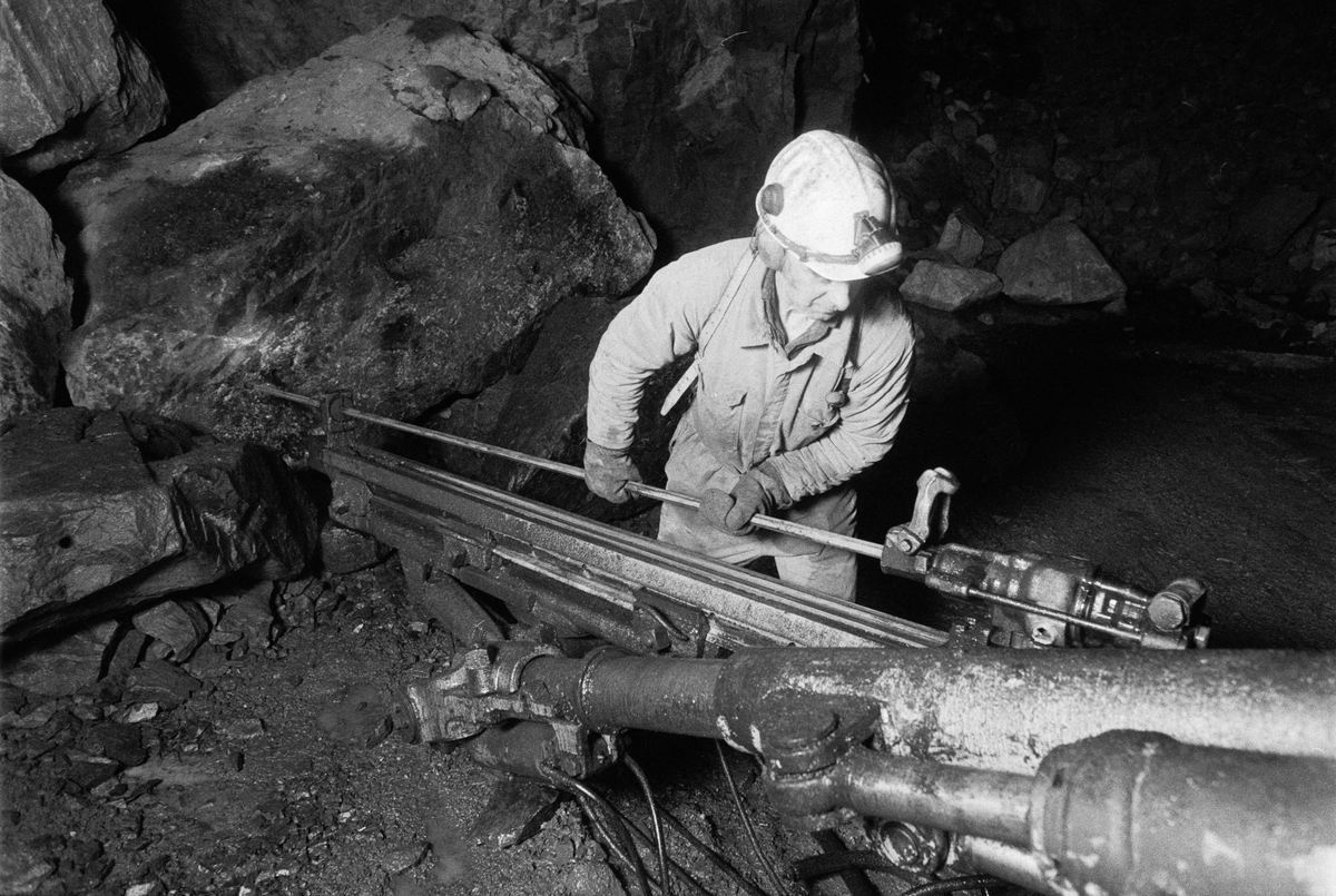 Raslastare Tore Norbäck byter borrstål i borraggregatet, gruvan under jord, Dannemora Gruvor AB, Dannemora, Uppland 28 februari 1992