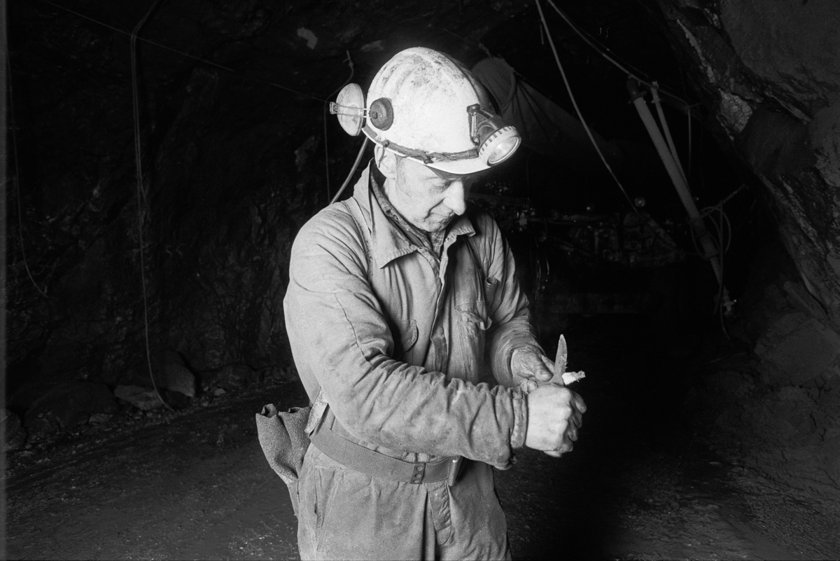 Raslastare Tore Norbäck vässar en laddstake, 480-metersnivån, gruvan under jord, Dannemora Gruvor AB, Dannemora, Uppland januari 1992