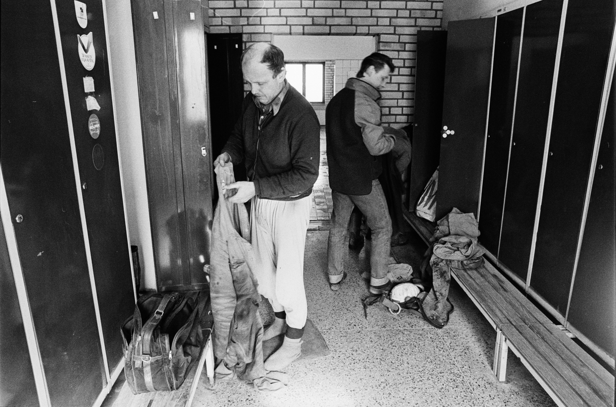 Den sista arbetsdagen - gruvarbetare byter om, omklädningsrummet, gruvstugan, Dannemora Gruvor AB, Dannemora, Uppland 31 mars 1992