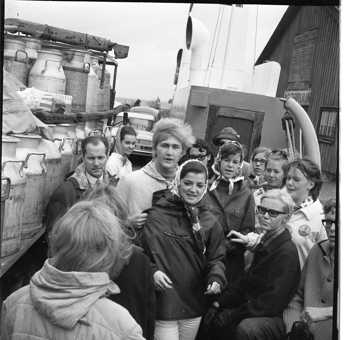 Elever vid Grännaskolan ombord på bilfärjan Brahe för en utflykt till Visingsö under ledning av fritidsintendent Erik Oddbjörn som står till vänster. Till vänster står ett släp med mjölktunnor.