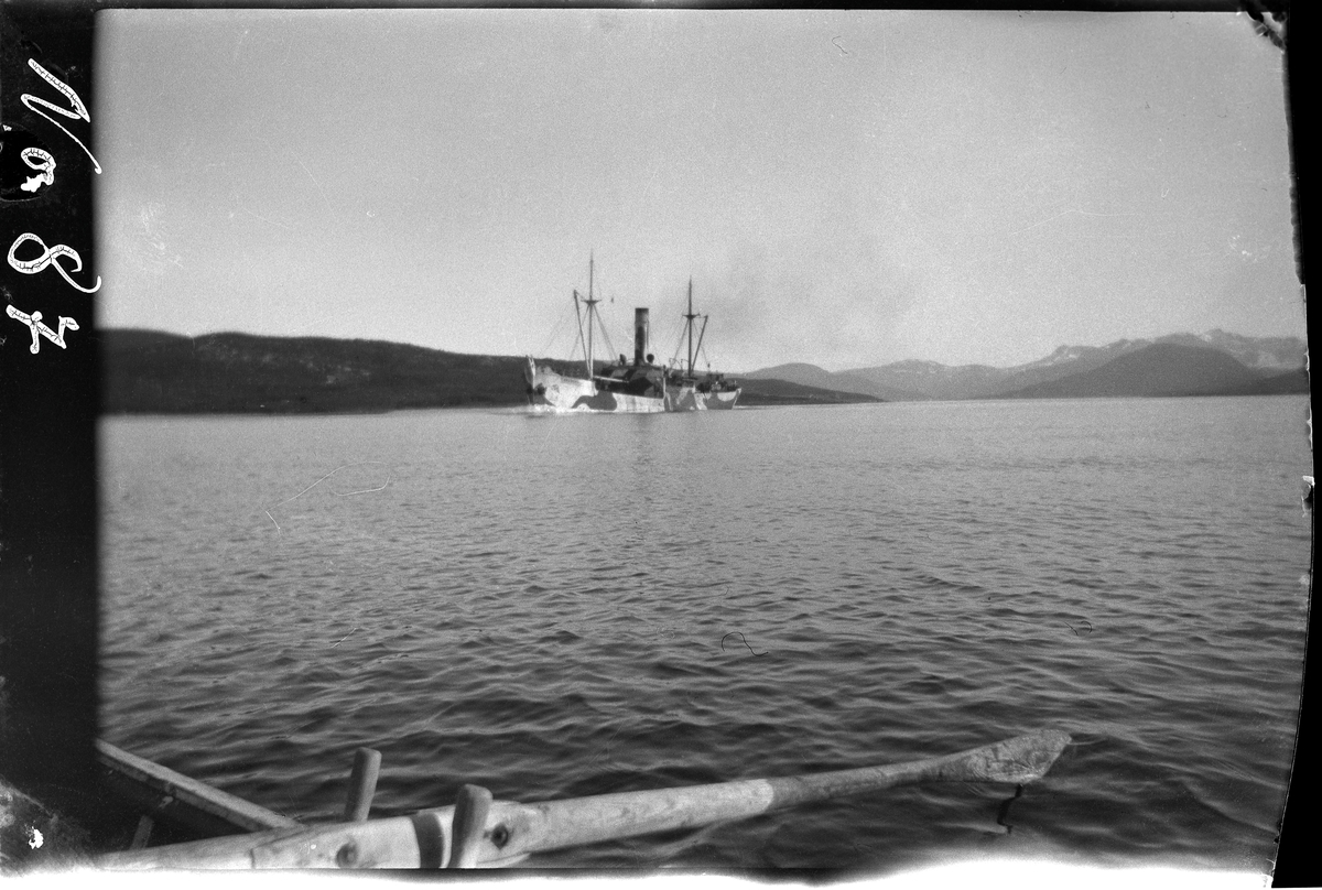 Kamuflasjemalt dampskip, fotografert fra robåt.
