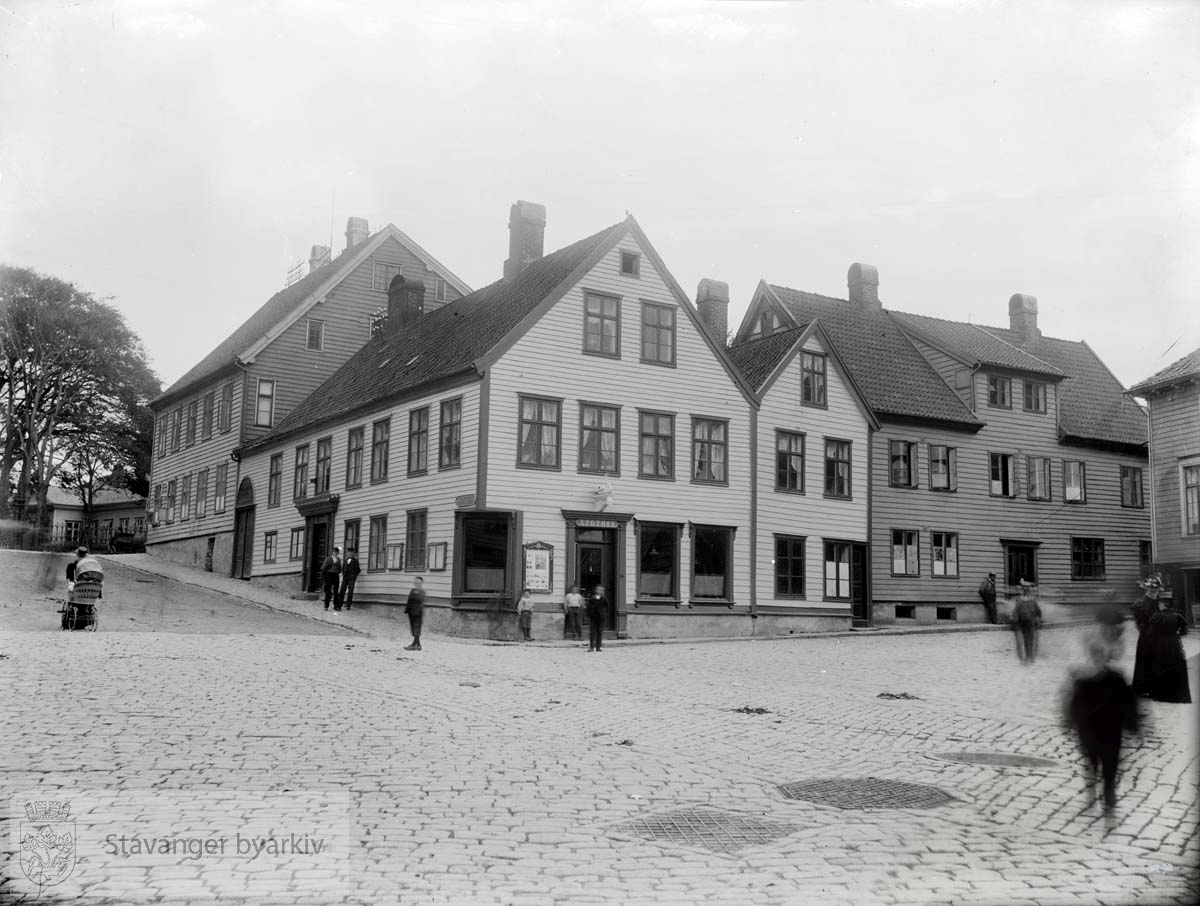 Til venstre: Byfogd Christensens hus, deretter Svaneapoteket.