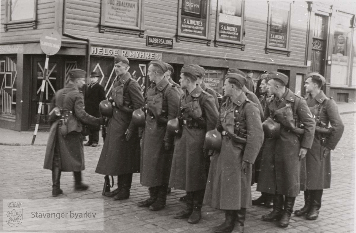 Tyske soldater oppstilt utenfor Helge R. Myhre