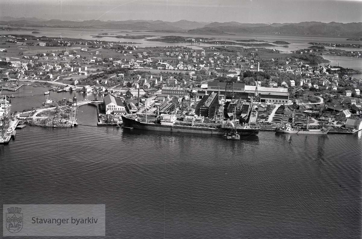 Stavanger midtre og ytre. Buøy. Mot N.Ø...Nyhavn til venstre. Mot Hundvåg. .Stavanger Skibsophugning A/S , Stavanger skipsopphugning holdt til i Nyhavn fra 1903 fram til 1957 da virksomheten ble flyttet til Grimstad.