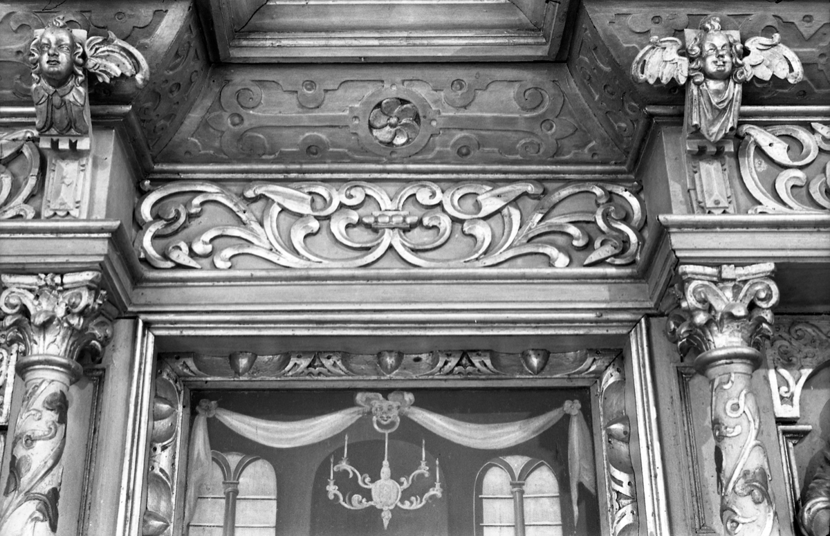 Seks bilder av altertavla i Hoff kirke. De to første viser hele altertavla med alterringen foran, mens de øvrige viser utsnitt.