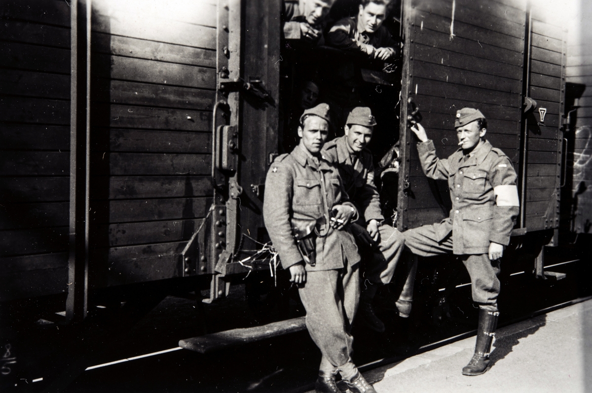 De norske polititropper(Feltbataljon IV) ved en jernbanevogn på vei til Oslo våren 1945.