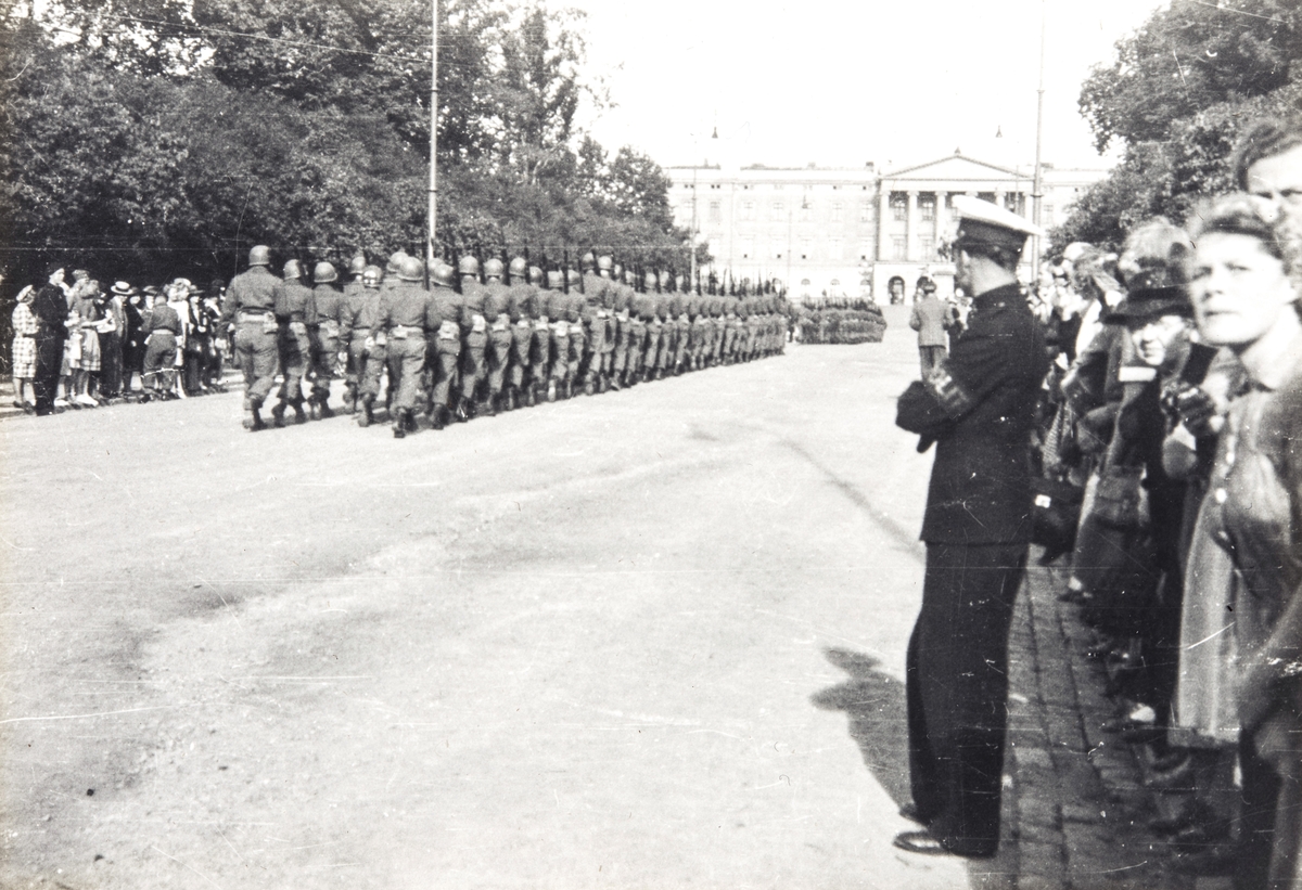 Amerikanske soldater i parade på vei opp til Slottet på de alliertes dag, 8 mai 1945.