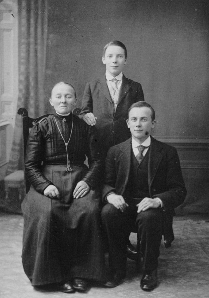 Leirfjord, Fagervika. Gurine Mjøset med sønnene Alf Mjøset og Hermann Mjøset. Gurine ble leder nr. tre av misjonsforeningen, og ledet den i 17 år, til hun døde.